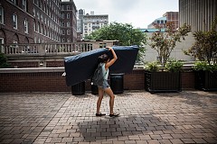 Violée, elle proteste avec son matelas Violée, elle proteste avec son matelas