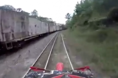 (Vidéo) Ils font de la moto sur la voie de chemin de fer