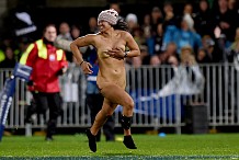 (Vidéos) Une femme streaker se fait plaquer sans ménagement lors de Nouvelle-Zélande-Argentine