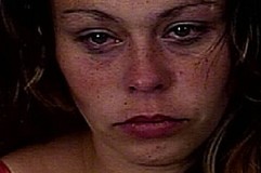 Elle mord une femme au visage en jouant au zombie Elle mord une femme au visage en jouant au zombie
