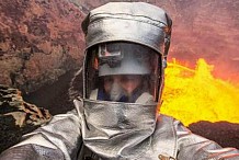 Il fait un selfie dans le cratère d'un volcan en éruption