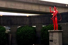 Une statue du diable avec un pénis en érection est retirée d’une rue de Vancouver Une statue du diable avec un pénis en érection est retirée d’une rue de Vancouver