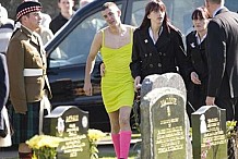 Il porte une robe jaune à l'enterrement de son ami: un pacte amical qu'il aurait préféré ne jamais devoir réaliser…