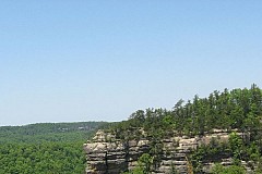 Somnambule, il plante sa tente en haut de la falaise, s'endort et tombe dans le vide Somnambule, il plante sa tente en haut de la falaise, s'endort et tombe dans le vide