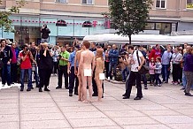 Trois artistes suisses arrêtés pour avoir défilé nus