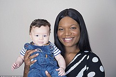 Jonah, le bébé blanc aux yeux bleus né d'une maman noire, a déjà signé des contrats pour poser pour des photographes Jonah, le bébé blanc aux yeux bleus né d'une maman noire, a déjà signé des contrats pour poser pour des photographes