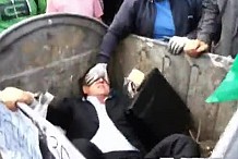 (Vidéo) Un politicien jeté à la poubelle en Ukraine