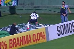(Vidéo) Au Brésil, il tombe dans un trou en voulant fêter son but