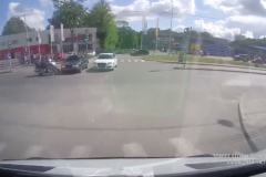  (vidéo) Un motard grille un feu rouge et atterrit sur deux voitures