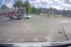 (vidéo) Un motard grille un feu rouge et atterrit sur deux voitures (vidéo) Un motard grille un feu rouge et atterrit sur deux voitures