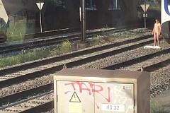 (vidéo) Un homme tout nu bloque le trafic ferroviaire 
