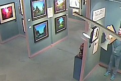 (Vidéo) Il sort tranquillement du musée avec un tableau sous le bras