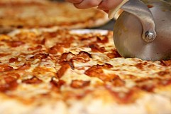Pour se venger, le pizzaïolo frotte ses testicules sur la pizza Pour se venger, le pizzaïolo frotte ses testicules sur la pizza