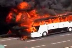 Autoroute du nord: Un car de 70 places part en fumée