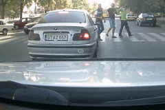 (vidéo) Ukraine: Le conducteur d’une BMW écrase volontairement un piéton 