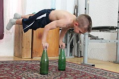 Un mini-Musclor enchaîne les pompes en pièce droite Un mini-Musclor enchaîne les pompes en pièce droite