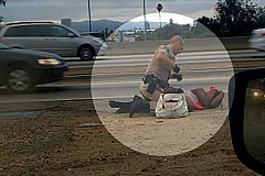 (Vidéo) La SDF frappée par un policier reçoit 1,5 million de dollars (Vidéo) La SDF frappée par un policier reçoit 1,5 million de dollars