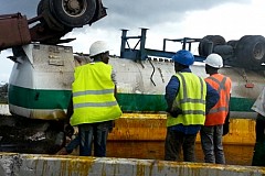 (Abidjan) Bd de la Paix: un camion-citerne, plein de kérosène, se renverse sur la chaussée (Abidjan) Bd de la Paix: un camion-citerne, plein de kérosène, se renverse sur la chaussée