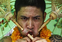 (photos) Thaïlande: Les terribles images d'un rituel religieux qui a lieu chaque année, à Phuket