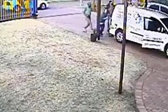 (vidéo) Ce vol à main armée tourne à l'avantage des victimes de façon surprenante! (vidéo) Ce vol à main armée tourne à l'avantage des victimes de façon surprenante!