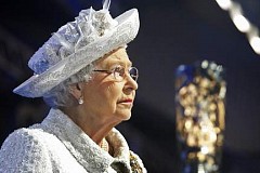 La reine engage, Le job: décoller des chewing-gums La reine engage, Le job: décoller des chewing-gums