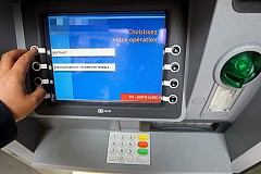France: Il étale des excréments sur des distributeurs bancaires
