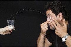 Cet homme crache du lait par les yeux
Cet homme crache du lait par les yeux