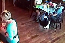 (Vidéo) Les images choquantes d'une cliente de resto empoisonnée