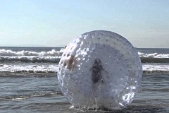 (Vidéo) Un homme secouru dans une bulle flottante dans le triangle des Bermudes