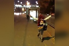 (Vidéo) Une fille court et casse la vitre d’un abribus