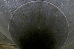 Il fait une chute de 22 mètres dans un vide-ordures et s’en sort indemne Il fait une chute de 22 mètres dans un vide-ordures et s’en sort indemne