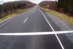 Russie: Le conducteur d’une voiture perd la vie dans un choc frontal avec un camion (vidéo)