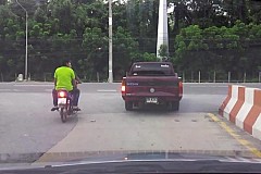 (Vidéo) Un motard percuté par un gros camion