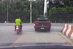 (Vidéo) Un motard percuté par un gros camion (Vidéo) Un motard percuté par un gros camion