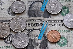 Arrêté pour avoir laissé un pourboire de 2 dollars recouverts d'excréments Arrêté pour avoir laissé un pourboire de 2 dollars recouverts d'excréments