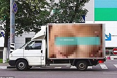 Russie: Une paire de seins provoque plus de 500 accidents en une journée Russie: Une paire de seins provoque plus de 500 accidents en une journée