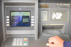 Lyon : un couple lui rend les 400 euros qu'il avait oubliés au distributeur Lyon : un couple lui rend les 400 euros qu'il avait oubliés au distributeur