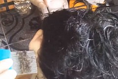 Cette mère peigne la tête de sa fille complètement infestée de poux Cette mère peigne la tête de sa fille complètement infestée de poux