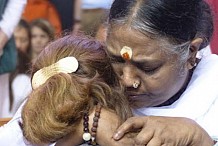 A Pontoise(France), Amma, la gourou indienne, donne 20.000 câlins pour régler les problèmes du monde