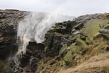 Le vent souffle si fort qu’il inverse une chute d’eau