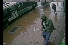 Un homme attaque et blesse des policiers à la hache Un homme attaque et blesse des policiers à la hache