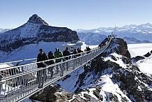En Suisse, le premier pont au monde reliant deux sommets