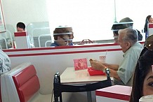 Cet homme mange avec la photo de sa femme décédée