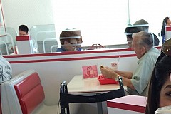 Cet homme mange avec la photo de sa femme décédée Cet homme mange avec la photo de sa femme décédée