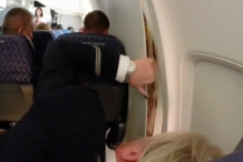  (vidéo) Oups: La paroi intérieure d’un Boeing 757 se fissure en plein vol