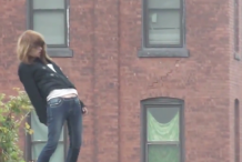 (vidéo) Etats-Unis: Complètement droguée, cette fille se déplace comme un zombie 