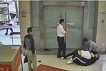 Chine: Un voleur et sa victime se retrouvent nez à nez dans une banque