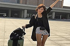 Elle couche avec un homme différent dans chaque ville qu’elle visite pour payer son voyage Elle couche avec un homme différent dans chaque ville qu’elle visite pour payer son voyage