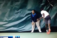 (Vidéo) De rage, il jette sa raquette et blesse un arbitre (Vidéo) De rage, il jette sa raquette et blesse un arbitre