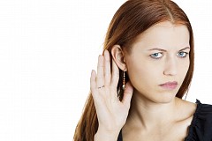 Elle fait croire à son petit ami qu'elle est sourde Elle fait croire à son petit ami qu'elle est sourde